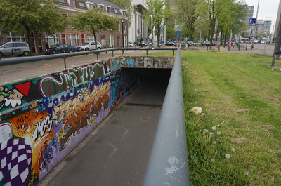 821409 Gezicht op de ingang van de fietstunnel onder het Westplein te Utrecht.